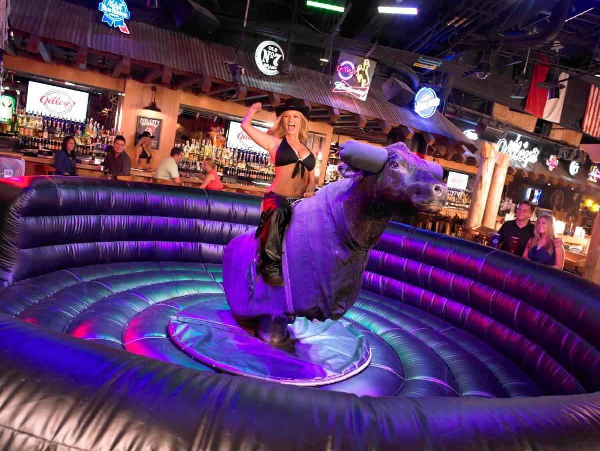 Treasure Island - Ti Las Vegas Hotel & Casino Esterno foto English: "I'm a cowgirl, I ride a bull."