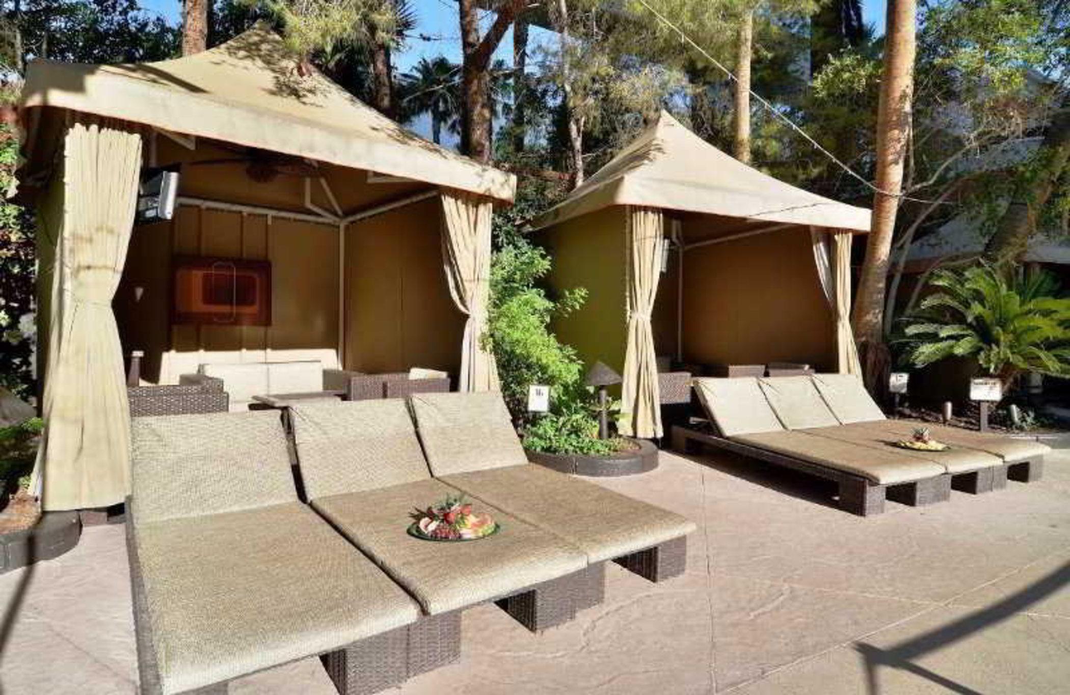 Treasure Island - Ti Las Vegas Hotel & Casino Esterno foto "The poolside lounge chairs are decorated with a canopy and furniture."